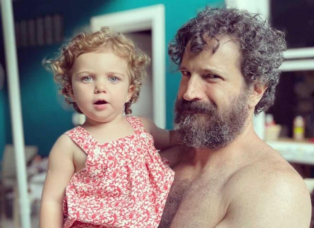Caco Ciocler e a neta, Elis (Foto: Reprodução/Instagram )