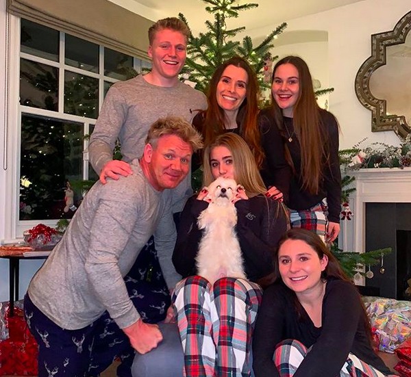 O chef e apresentador Gordon Ramsay com os quatro filhos e a esposa, atualmente grávida do quinto herdeiro dos dois (Foto: Instagram)