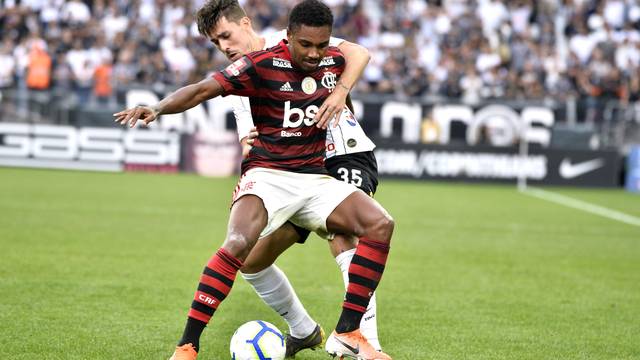 Corinthians x Flamengo - Vitinho saiu machucado no fim do primeiro tempo