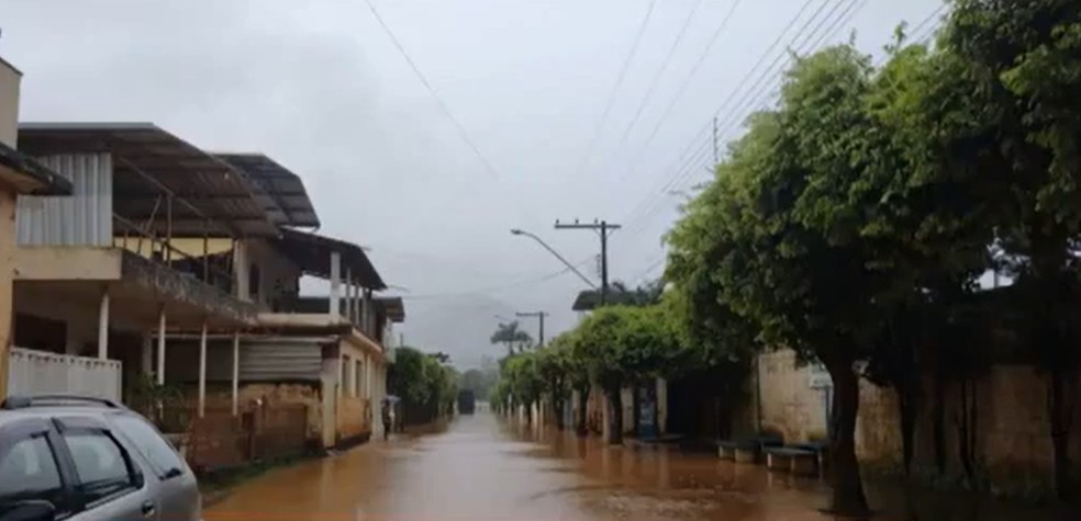 Ruas ficam alagadas após chuva em Dona Euzébia — Foto: Reprodução/TV Integração