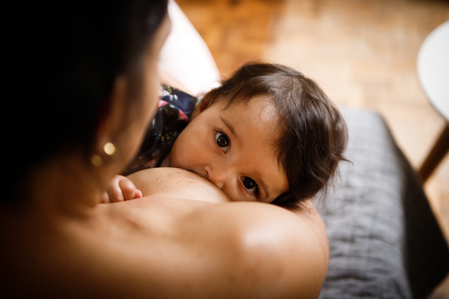 Mãe amamentando o filho (Foto: Amanda Caroline da Silva/Getty Images)