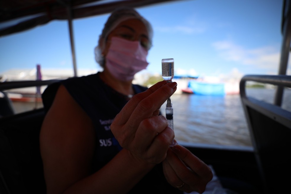 No Rio Solimões, "fluvi-thru" vacina as pessoas que chegam em canoas — Foto: Divulgação