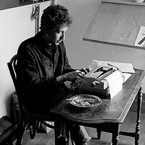 O cantor Bob Dylan tinha o costume de compor suas canções em máquinas de escrever, como a Olivetti Lexikon 80 que o acompanha na foto (Foto: Reprodução)