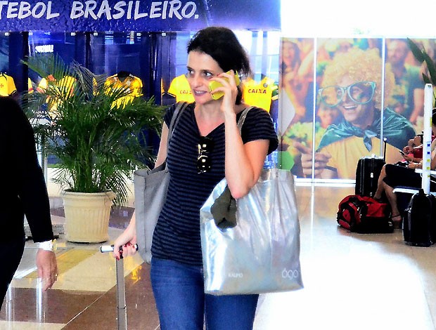 Denise Fraga em aeroporto (Foto: AgNews)