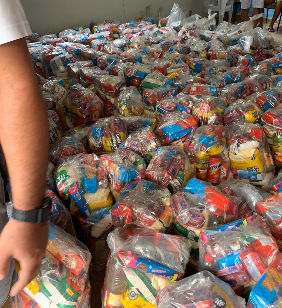 Foram 150 cestas básicas doadas com alimentos e produtos de limpeza — Foto: Arquivo Pessoal