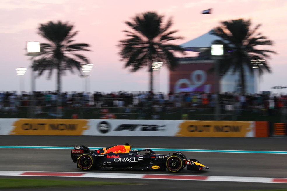 Max Verstappen lidera GP de Abu Dhabi da F1 2022 — Foto:  Jakub Porzycki/NurPhoto via Getty Images