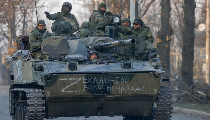 Soldados russos em tanque no distrito de Volnovakha, em Donetsk, região da Ucrânia controlada por separatistas pró-Rússia (Foto: Anadolu Agency/Getty Images)
