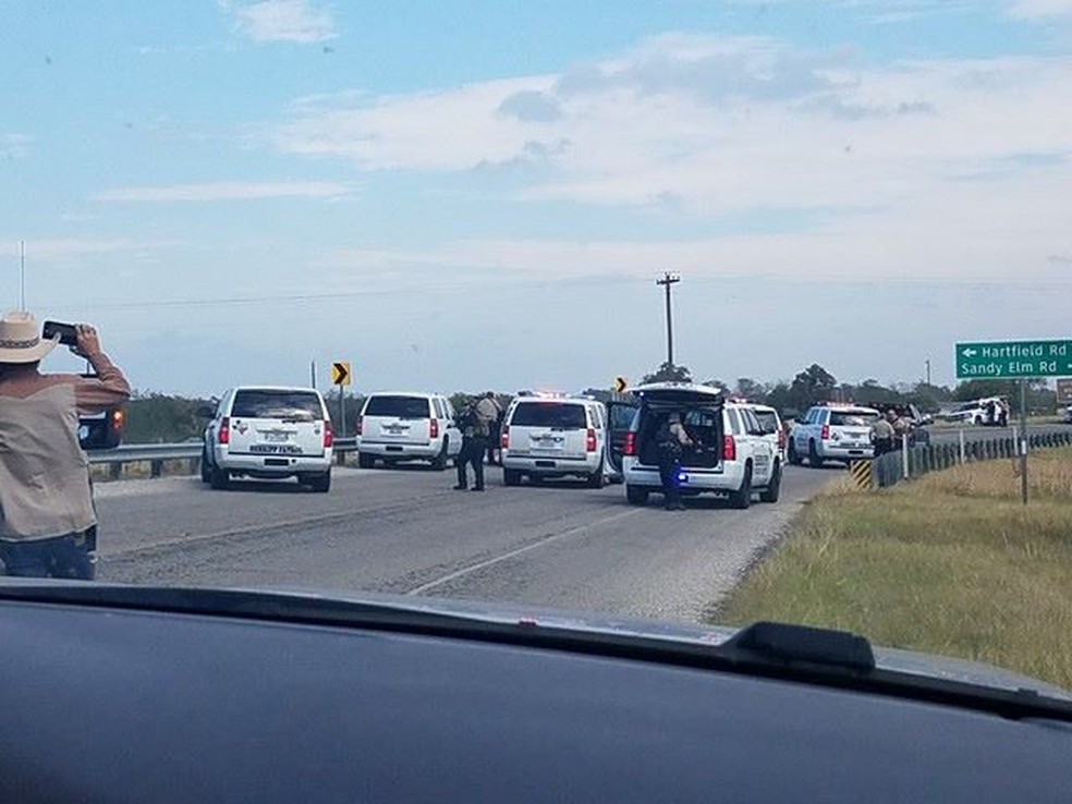 Carros de polícia são vistos em Sutherland Springs, onde atirador deixou vítimas  em igreja (Foto: Liz Summers/via REUTERS)