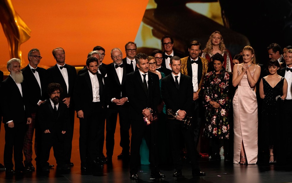 O elenco e produtores de ‘Game of thrones’ recebem o prêmio de melhor série de drama, no 71º Emmy no Microsoft Theatre, em Los Angeles — Foto: Reuters/Mike Blake