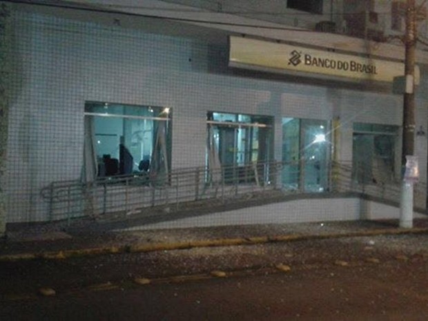 Suspeitos não conseguiram levar dinheiro de agência (Foto: Divulgação/Polícia Militar de Cerquilho)