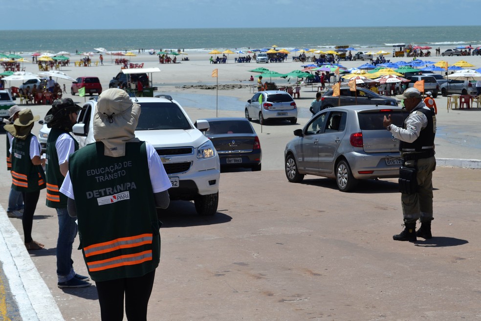 Detran fiscaliza trânsito dos carros na areia das praias do Atalaia e Farol Velho, no Pará (Foto: Divulgação / Detran)