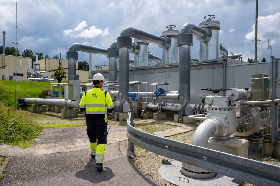 Funcionário caminha por instalações de estoque de gás natural da Uniper em Bierwang, sul da Alemanha