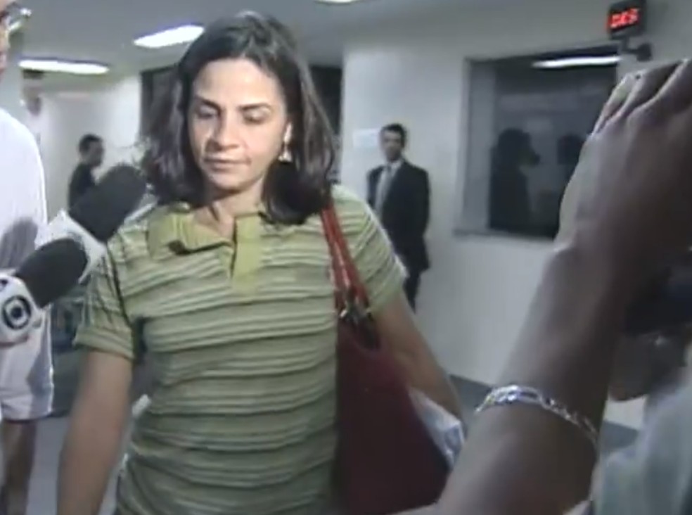 Adriana Villela sai de delegacia em 2009, durante investigações do Crime da 113 Sul — Foto: Reprodução/TV Globo