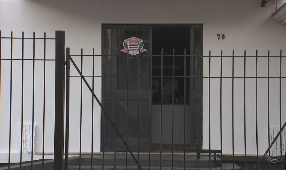 Moradores reclamam que portÃ£o do PlantÃ£o Policial esteve fechado em Itapetininga â€” Foto: ReproduÃ§Ã£o/TV TEM