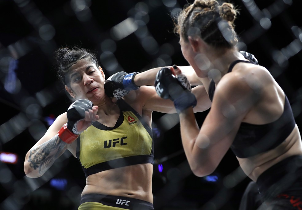 Ketlen Vieira sofreu o nocaute no fim do primeiro round contra Irene Aldana — Foto: Getty Images
