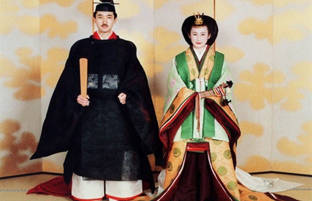 Príncipe japonês Akishino e a princesa Kiko em cerimônia de casamento tradicional no palácio imperial de Tóquio, em 1990 (Foto: AFP)