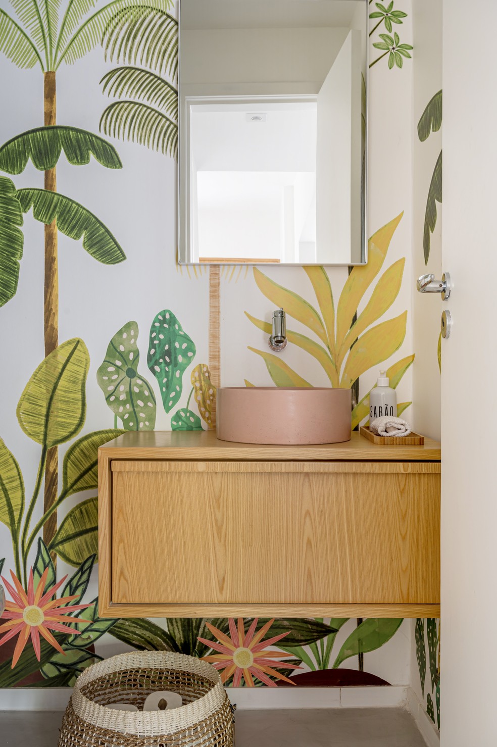 LAVABO | A moradora convidou a artista visual Cec&iacute;lia Saro para criar uma estampa exclusiva para o lavabo e deix&aacute;-lo repleto de personalidade &mdash; Foto: Sambacine / Divulga&ccedil;&atilde;o