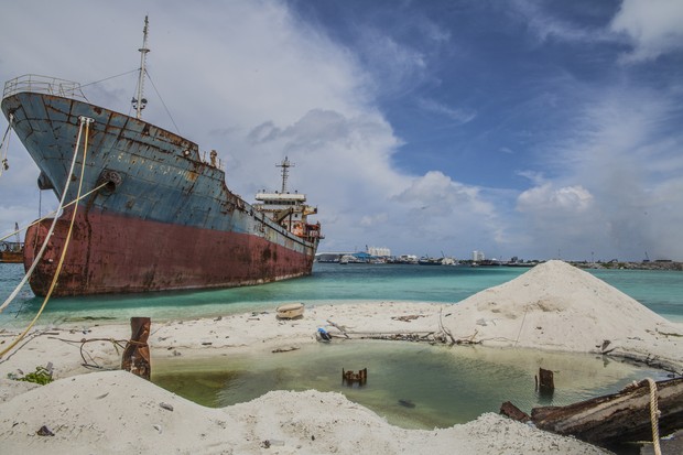 Todos os dias, toneladas de lixo são descartados em Thilafushi por um navio (Foto: Giulio Paletta)