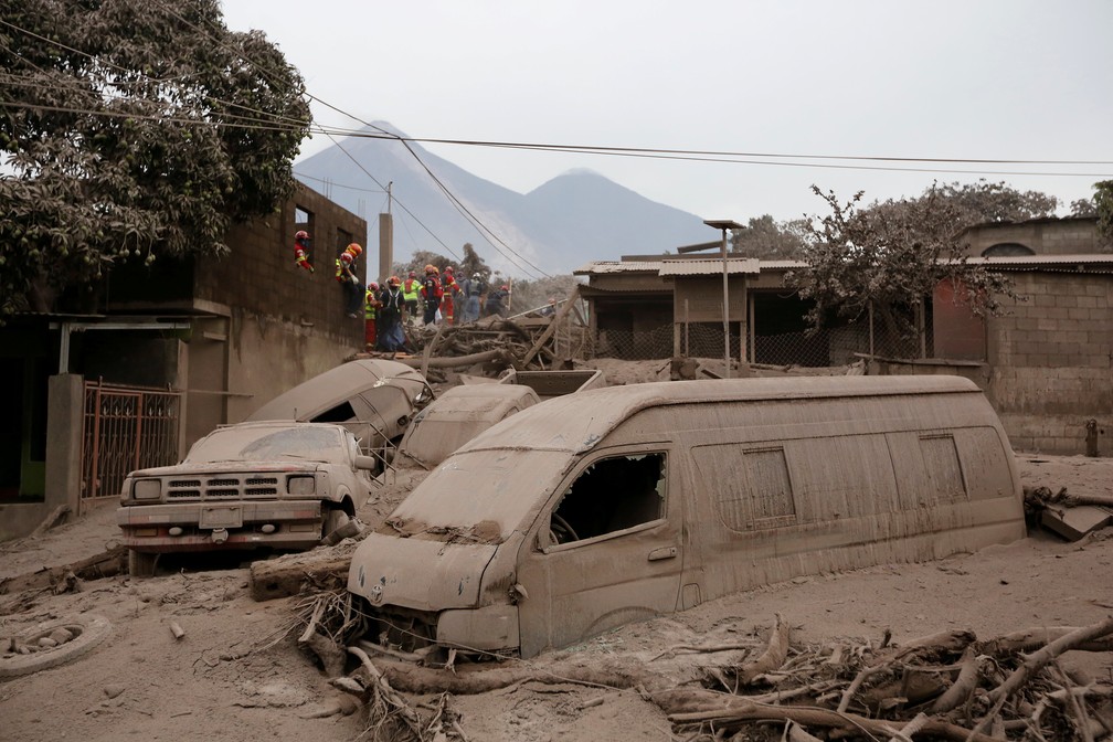 Resgatistas procuram por sobreviventes ou mortos na localidade de San Miguel Los Lotes, na Guatemala, após a erupção do Vulcão de fogo (Foto: Reuters/Luis Echeverria )