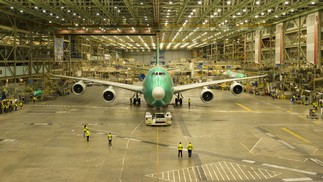 O fim de uma era. A Boeing exibe a produção do último 747  depois de 54 anos no ar — Foto: PAUL WEETHERMAN/AFP