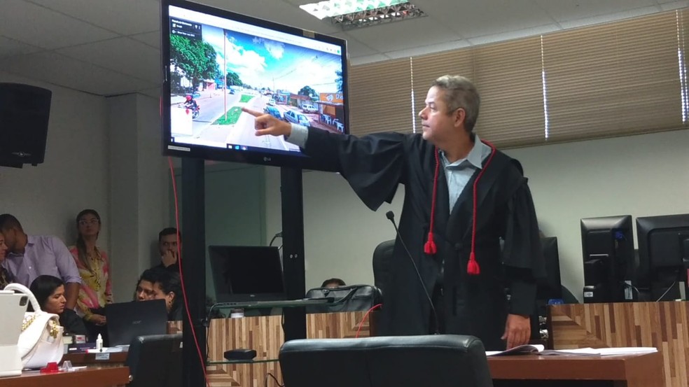 Promotor Efrain tenta convencer os jurados de que Ícaro e Alan faziam racha — Foto: Aline Nascimento/g1