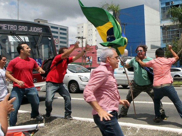 Confronto entre manifestantes pró e contra o ex-presidente Luiz Inácio Lula da Silva nas imediações do Aeroporto de Congonhas, na Zona Sul de São Paulo (Foto: Sérgio Castro/Estadão Conteúdo)