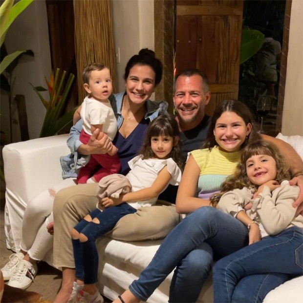 Malvino Salvador e Kyra Gracie levam os filhos, Ayra, Kyara, Ryan e Sophia para Trancoso, na Bahia (Foto: Reprodução / Instagram)