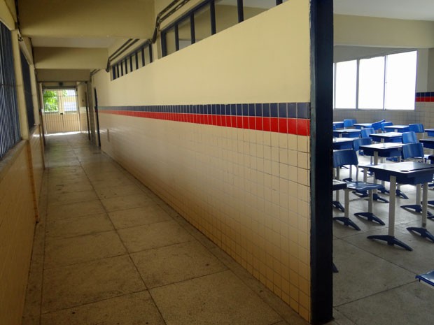 Na Escola Governador Barbosa Lima, nas Graças, professores aderiram à greve. Por isso, corredores e salas de aula ficaram vazios (Foto: Marina Barbosa / G1)