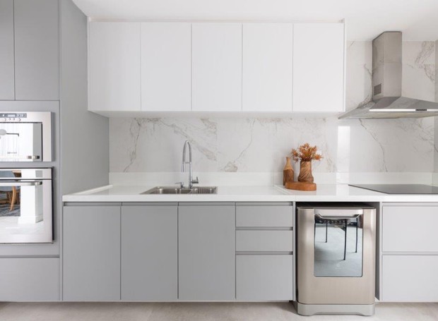 KITCHEN |  The white bench in Supe Nano, as well as the white marbled coating by Portobello, contrast with the gray woodwork (Photo: Manuel Sá / Disclosure)