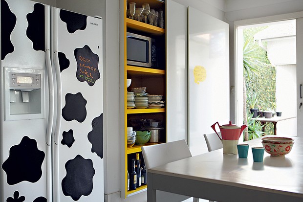 Por pura diversão, a arquiteta Fabiana Frattini cobriu a geladeira branca com adesivos de estampa de pele de vaca (Foto: Edu Castello/Casa e Jardim)