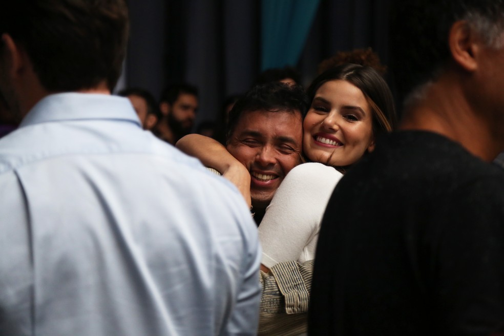 Camila Queiroz abraça Rodrigo Fagundes (Foto: Bella Pinheiro/Gshow)