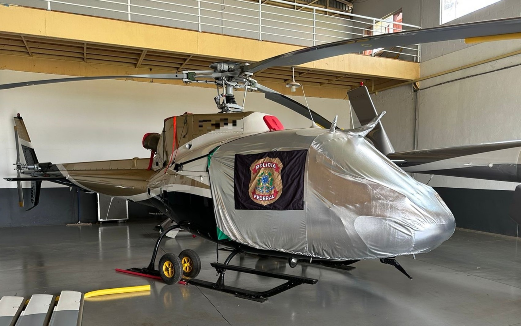 PF apreende helicóptero avaliado em R$ 10 milhões que era usado para o tráfico internacional de drogas, em Goiânia