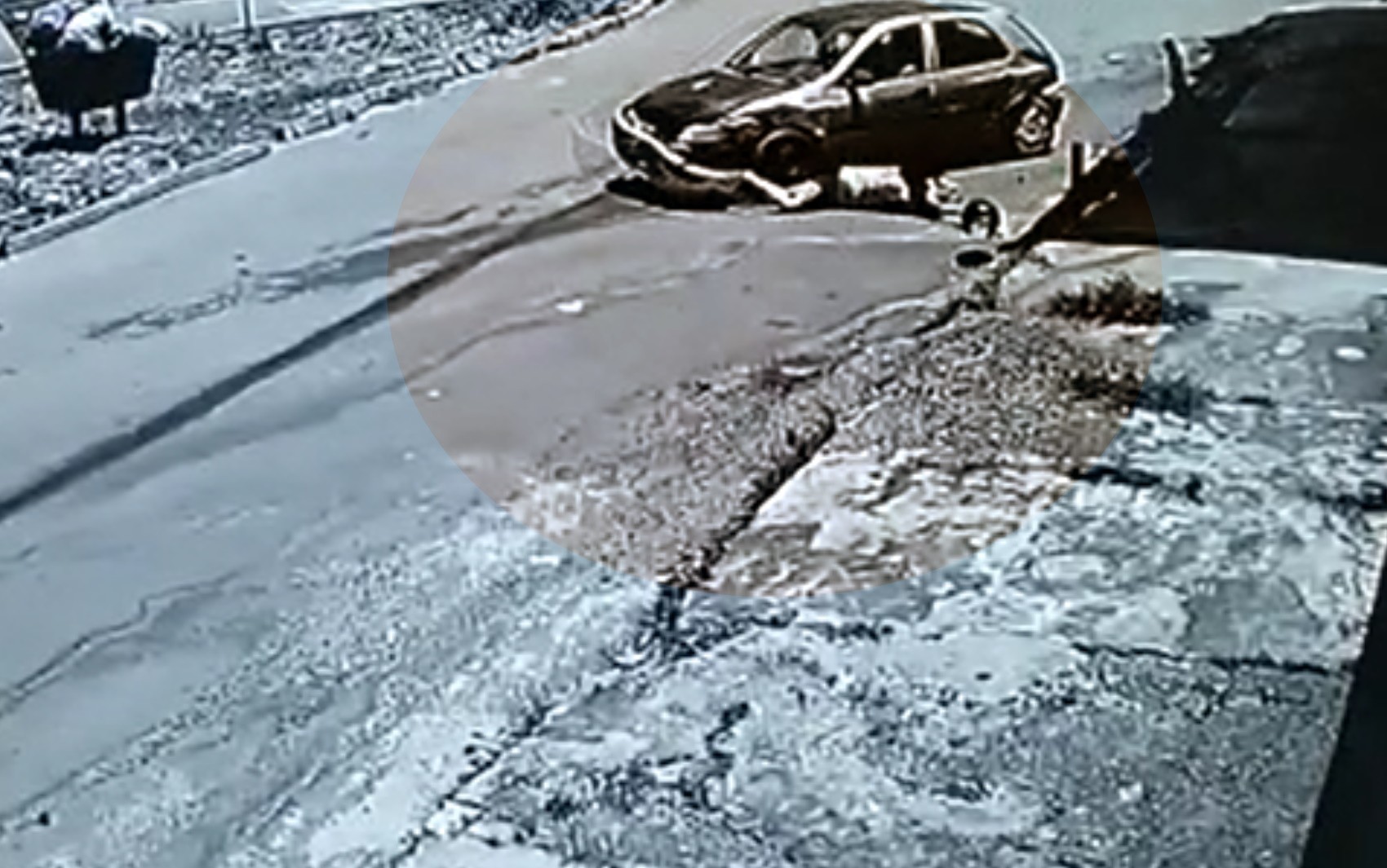 Mulheres são atropeladas por carro desgovernado em calçada de Trindade; vídeo 