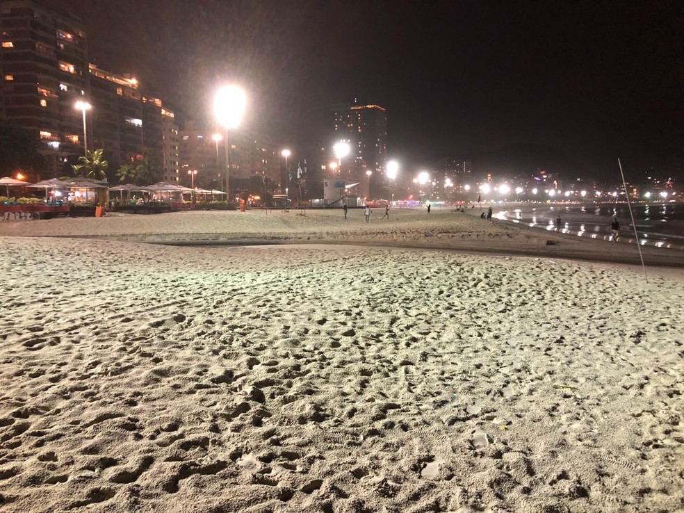 Areia de Copacabana deserta na noite de 31 de dezembro de 2020  — Foto: Carlos Brito/G1 