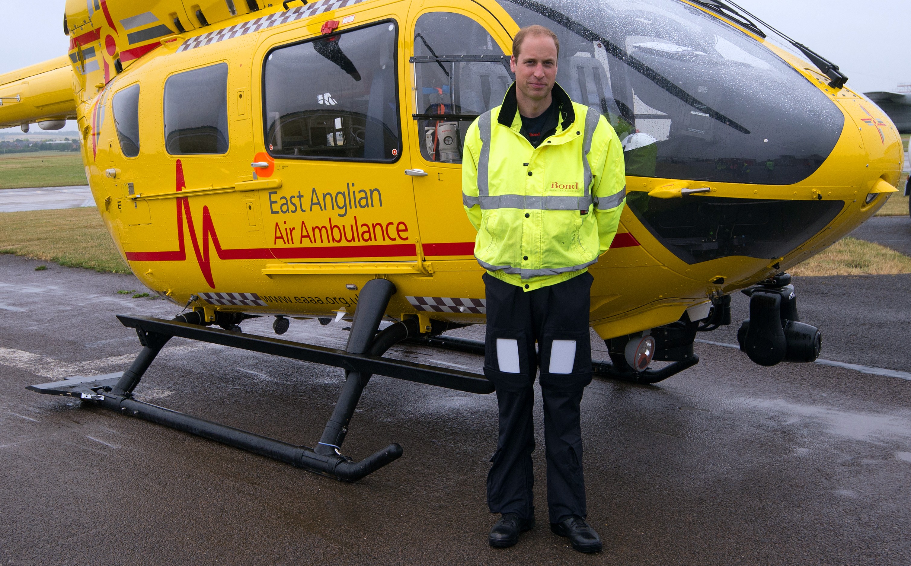 Príncipe William, duque de Cambridge, começando seu trabalho com a Ambulância Aérea da Anglia Oriental (EAAA) no aeroporto de Cambridge em 13 de julho de 2015 (Foto: Getty Images)
