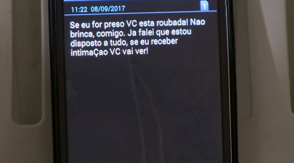 Homem envia mensagens intimidadoras à ex-namorada (Foto: Reprodução /  TV Gazeta)