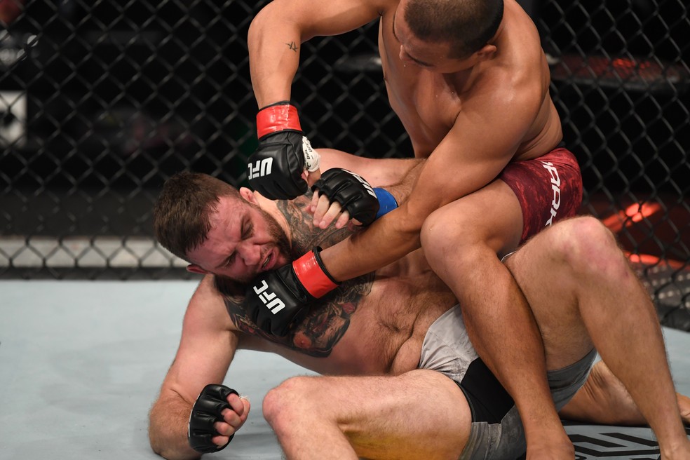 Jun Yong Park estabeleceu o recorde de golpes no chão contra John Phillips no UFC Ortega x Zumbi Coreano — Foto: Getty Images
