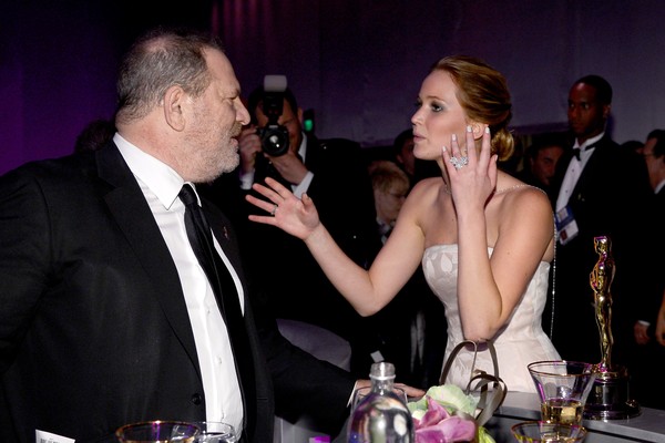 A atriz Jennifer Lawrence e o produtor Harvey Weinstein em um evento em Hollywood no ano de 2013 (Foto: Getty Images)