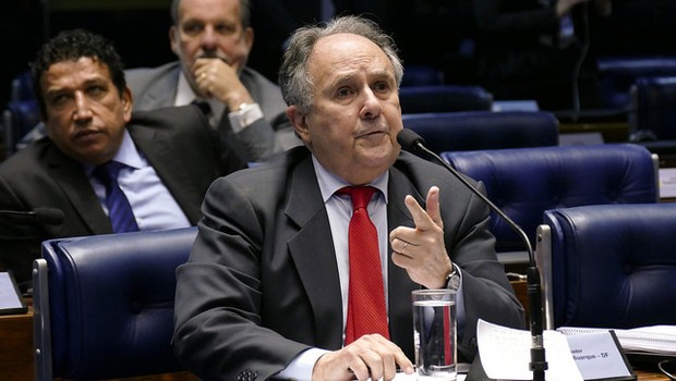   Em pronunciamento, senador Cristovam Buarque (PDT-DF) no 3º dia do julgamento de impeachment (Foto:  Roque de Sá/Agência Senado)