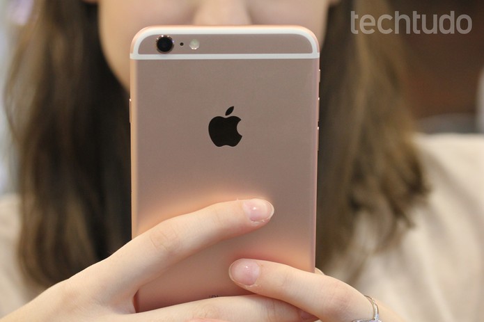 Segurando o iPhone 6S Plus rosa (Foto: Lucas Mendes/TechTudo)