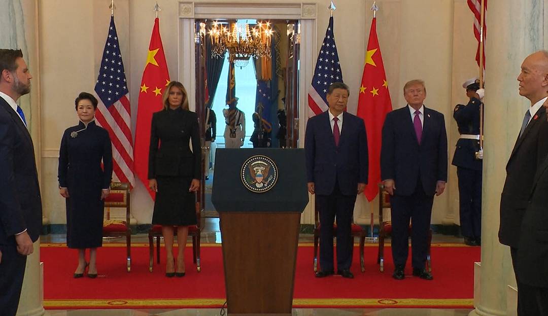 Trump e Xi Jinping com as primeiras-damas e autoridades dos dois países em cerimônia na Casa Branca