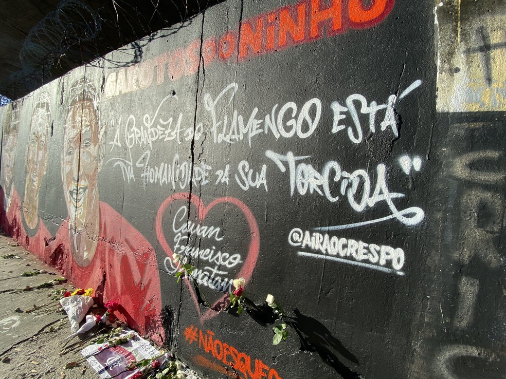 Homenagens às vítimas do incêndio no Ninho do Urubu — Foto: Cahê Mota