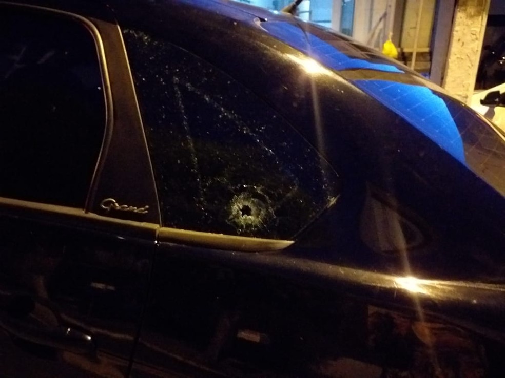 Carro de emissora de televisão é atingido por disparos de arma de fogo — Foto: Divulgação /TV Tropical
