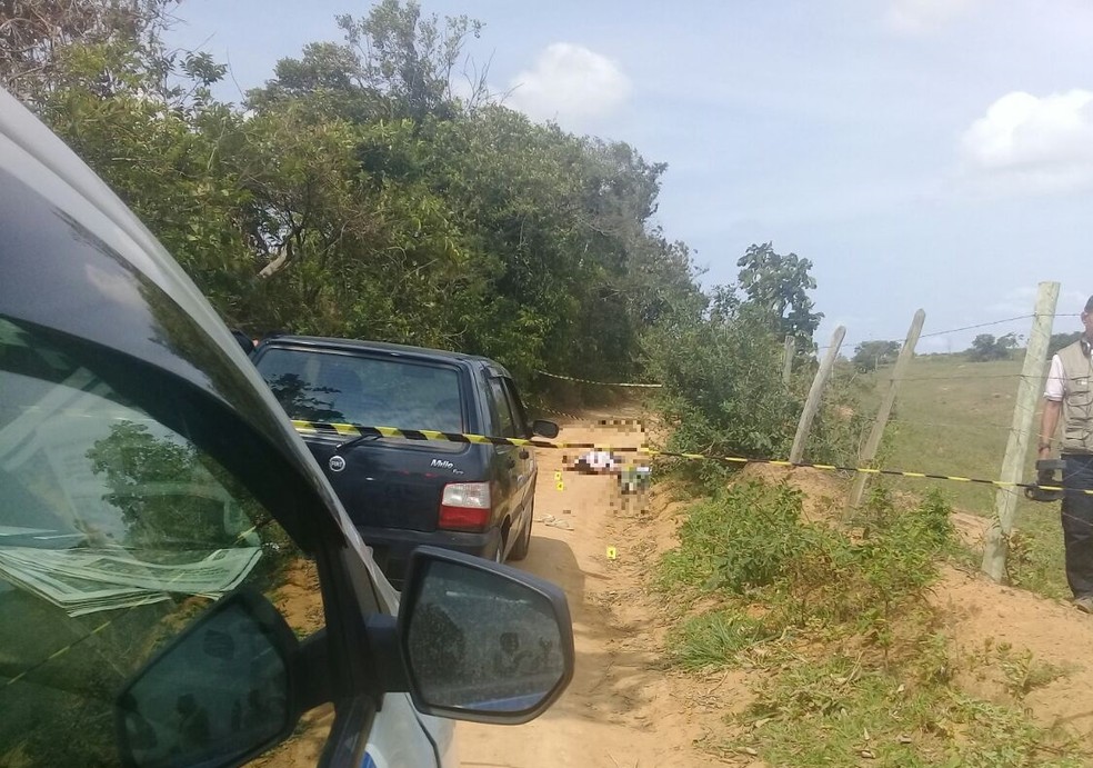 Corpos são encontrados em estrada de Cariacica (Foto: Daniela Carla/ TV Gazeta)