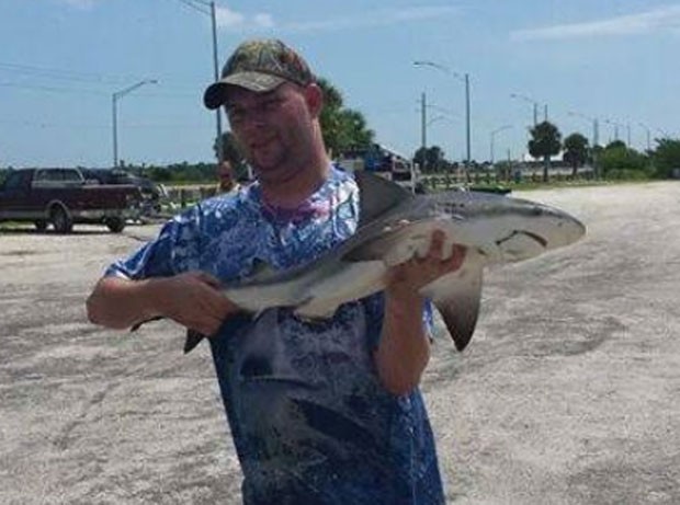 Steven Henson segura tubarão encontrado em lago na Flórida (Foto: Reprodução/Facebook/Steven Henson)