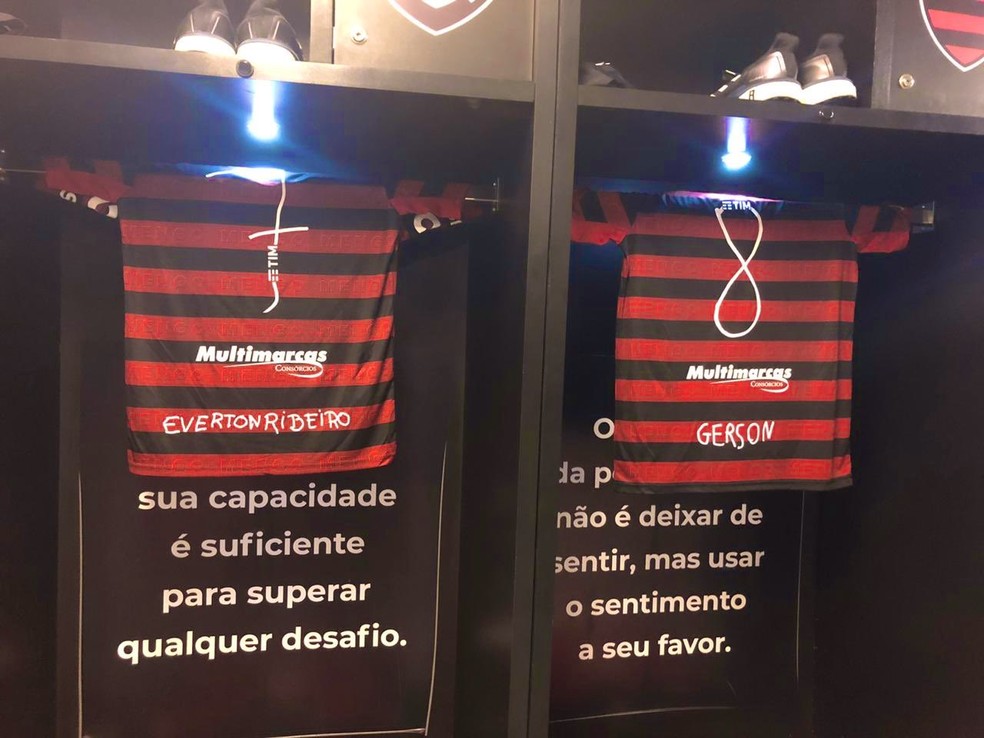 Camisas do Flamengo com número e nomes feitos por crianças — Foto: Flamengo/Twitter