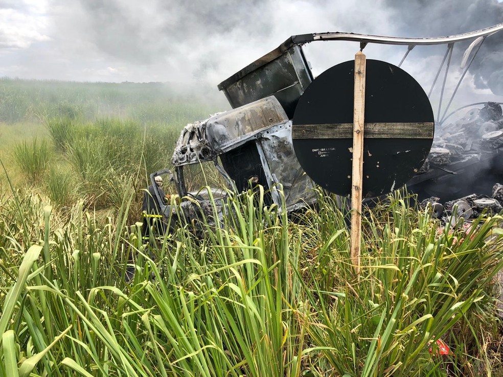 Carreta ficou destruída após batida com caminhão, em Nova Alvorada do Sul (MS). — Foto: Alvorada Informa