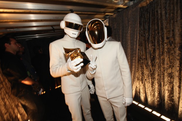 Daft Punk com o prêmio de melhor performance em duo (Foto: Getty Images)