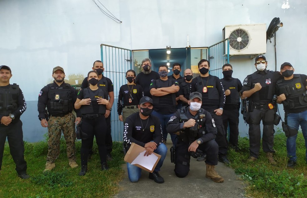 Agentes cumprem mandados na operação Vendetta — Foto: Polícia Civil/Divulgação