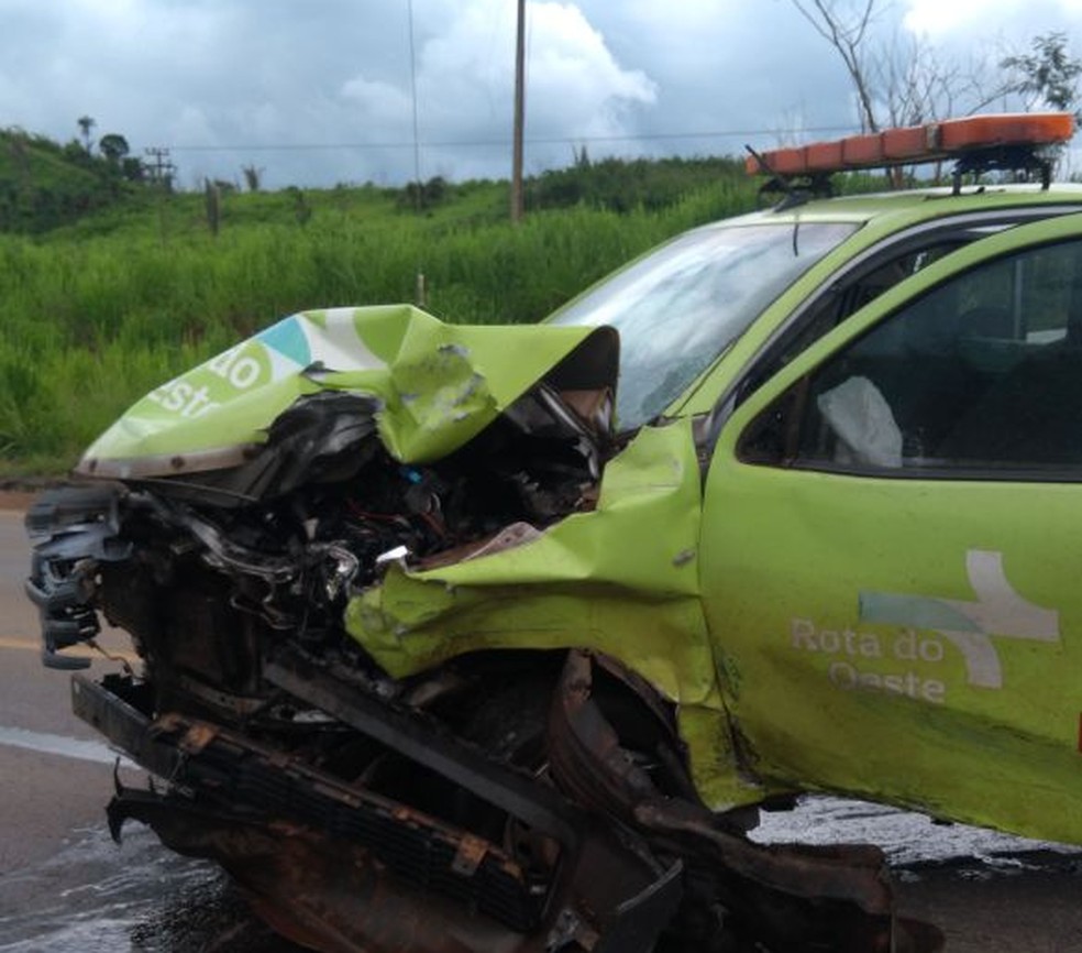 Caminhonete da concessionária que administra o trecho se envolveu no acidente (Foto: Marcos Pessoa/Arquivo Pessoal)